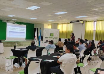 La CNBS fortalece conocimientos financieros en familias y comunidad estudiantil en Tela, Atlántida