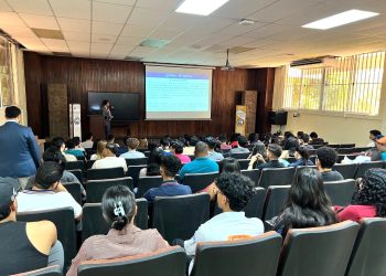 En el marco del Día del Contador Hondureño, la CNBS fortalece conocimientos sobre información crediticia en estudiantes de la UNAH