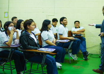 CNBS y AHIBA fortalecen la educación financiera de estudiantes de la International Christian School