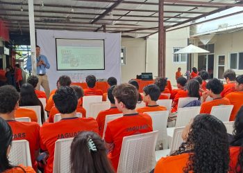 La CNBS fortalece conocimientos financieros en jóvenes del Instituto Bilingüe Jaguars