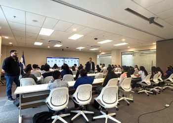 La CNBS fortalece conocimientos financieros en jóvenes del Liceo Católico Cristo Rey